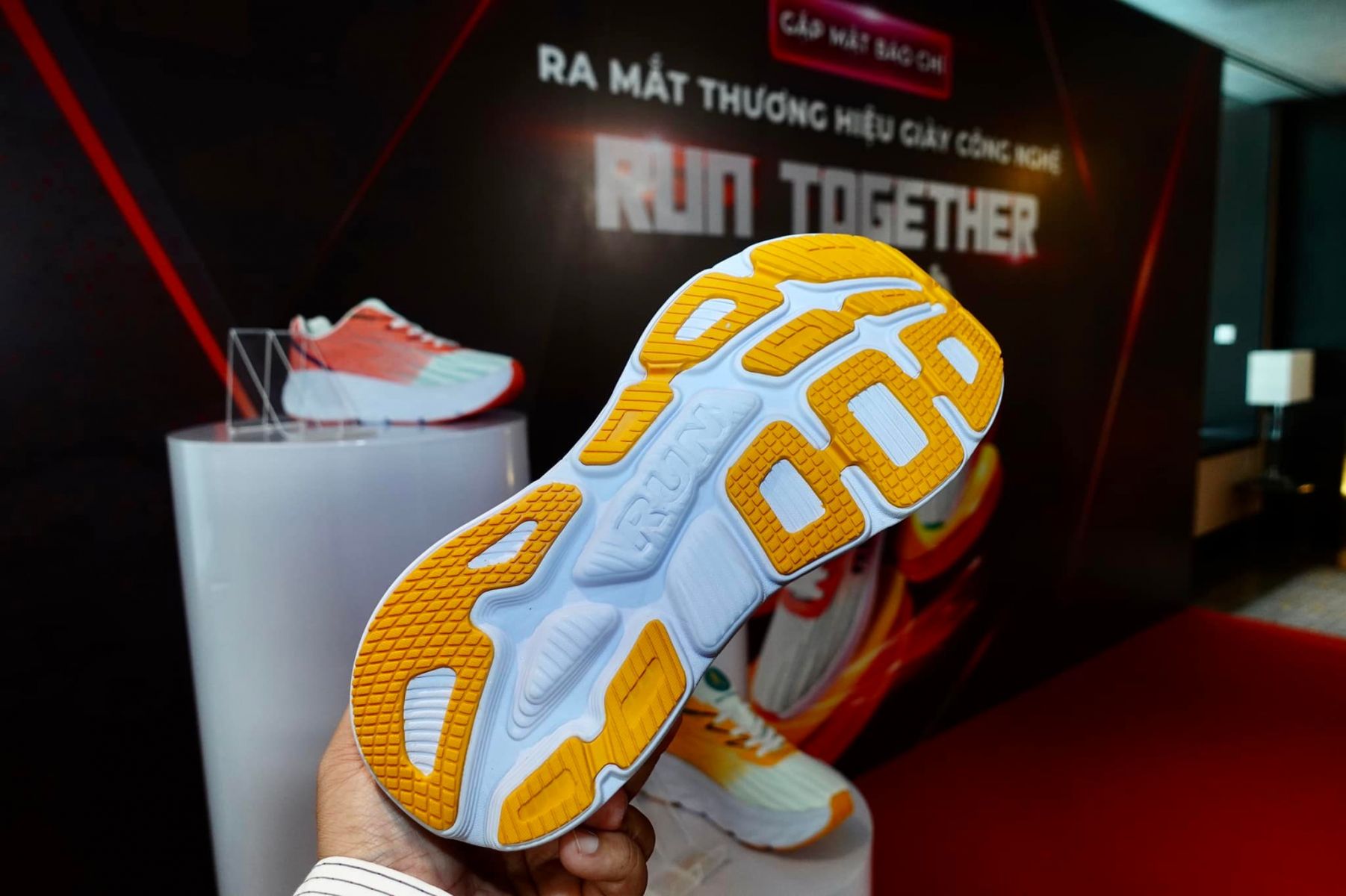 Ra mắt giày công nghệ RUN Together cho người yêu chạy bộ