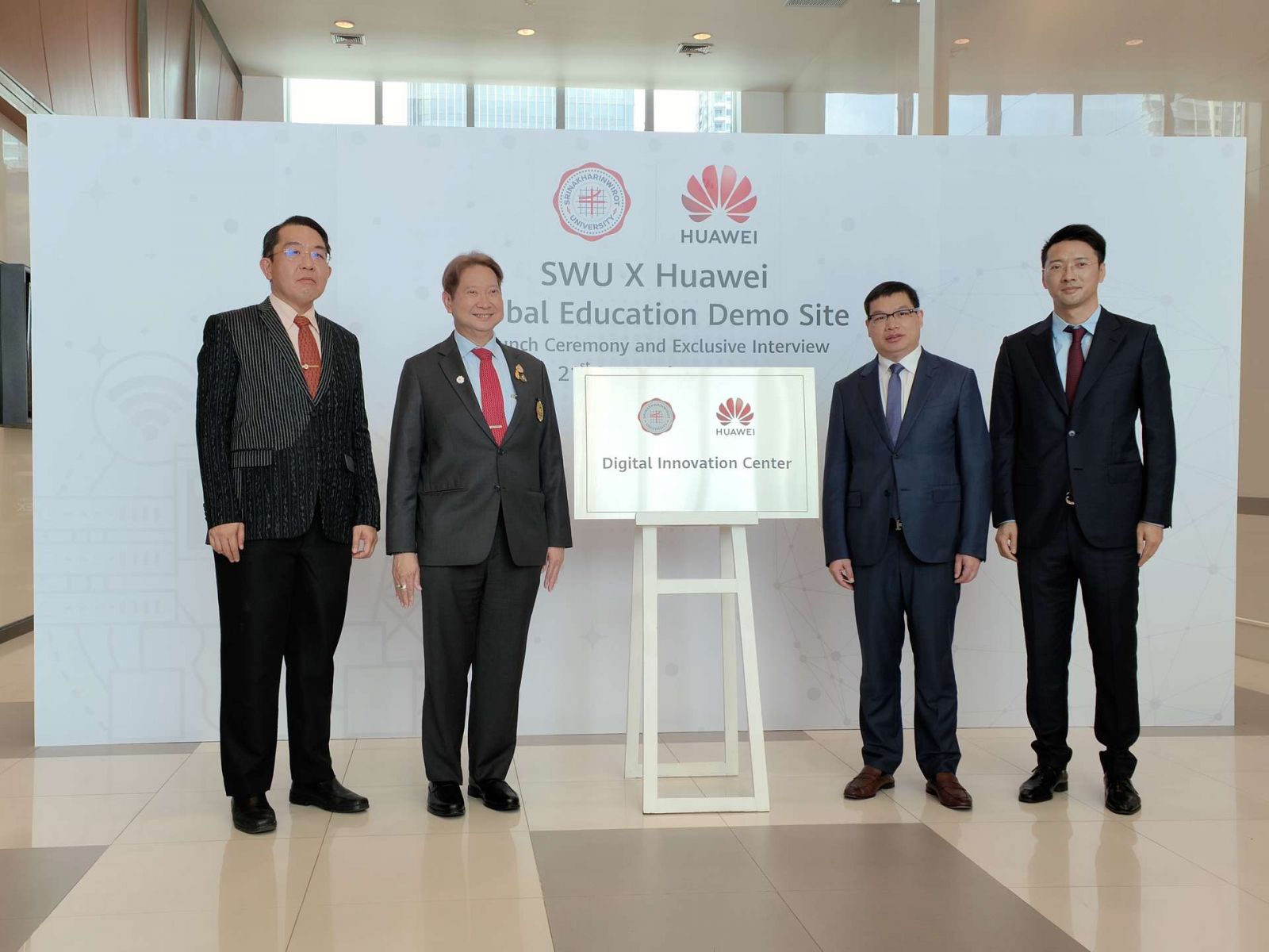 Huawei và Đại học Srinakharinwirot tại sự kiện ra mắt Trung tâm Trải nghiệm Công nghệ Giáo dục Toàn cầu