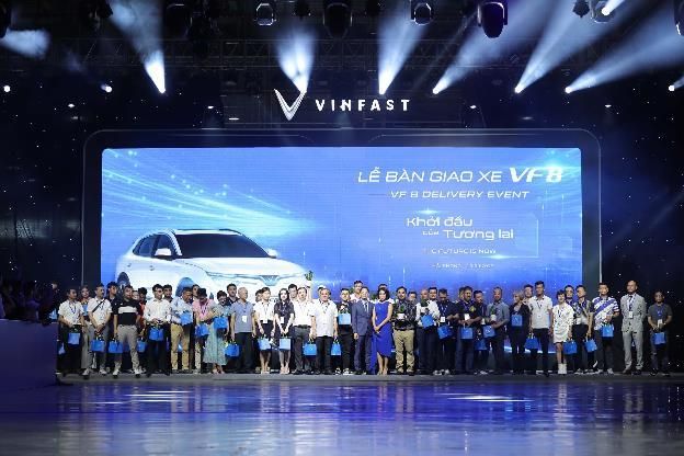 VinFast bàn giao 100 ô to điện VF 8, chuẩn bị xuất khẩu quốc tế