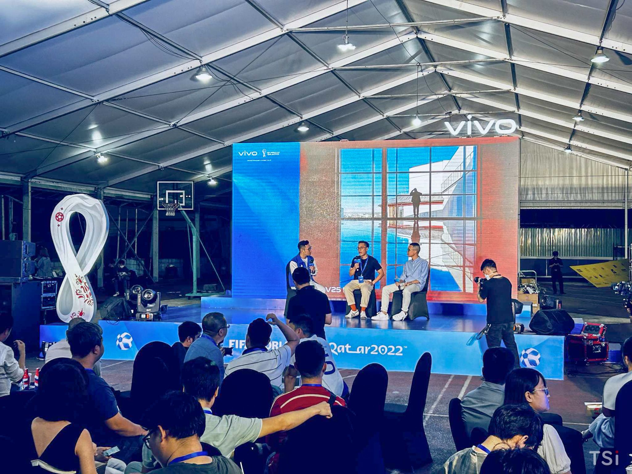 Vivo tổ chức sự kiện xem bóng đá “Shoot Bật Chất Cool - Cuốn Cùng World Cup" kết nối hàng ngàn người yêu công nghệ và fan hâm mộ bóng đá