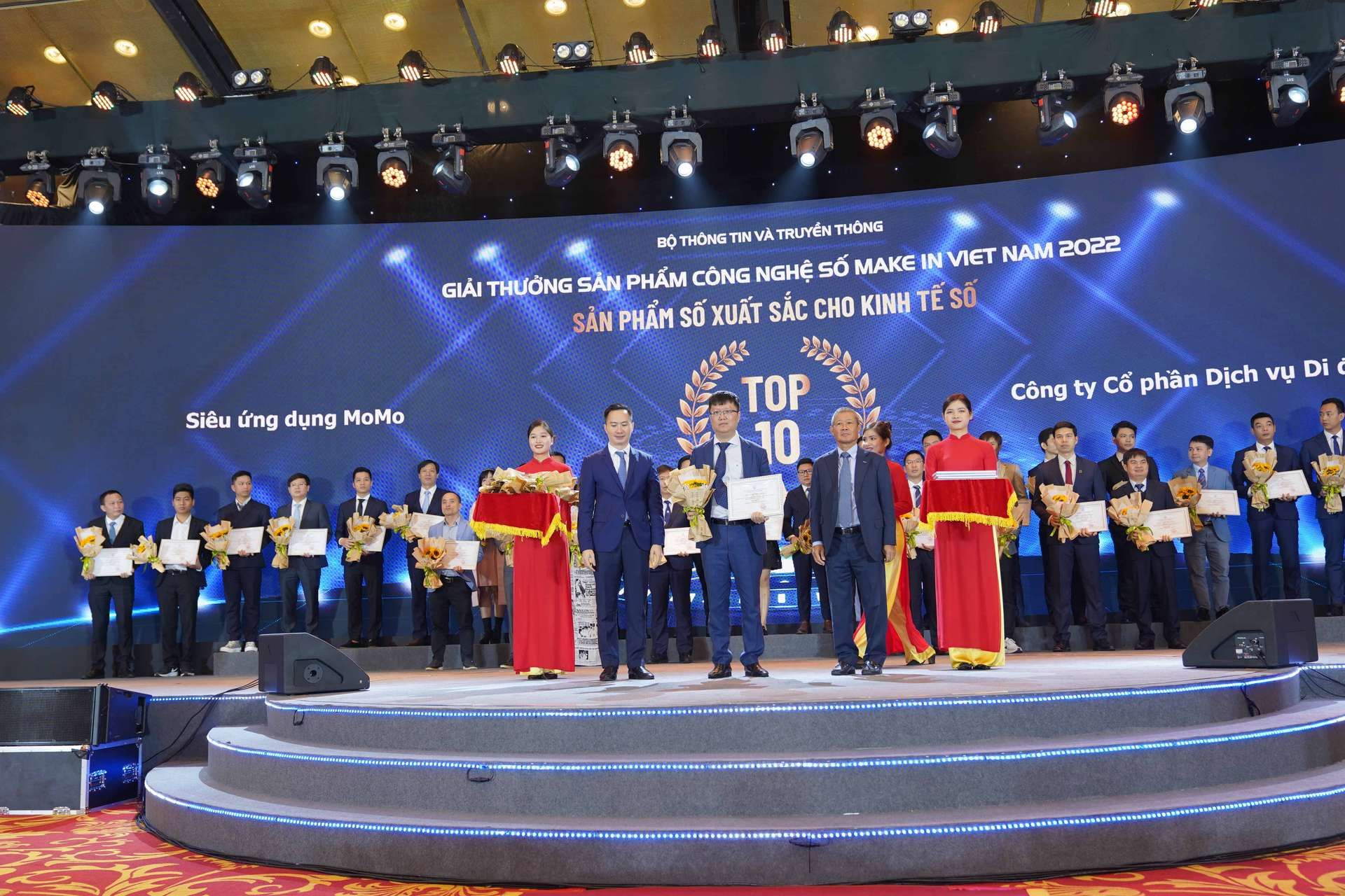 Siêu ứng dụng MoMo nhận cú đúp Sản phẩm số xuất sắc Make in Viet Nam 2022: Giải Bạc hạng mục Chính phủ số, Top 10 hạng mục Kinh tế số 