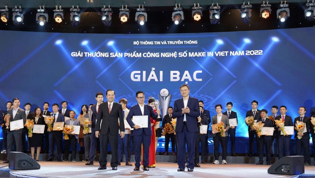 Siêu ứng dụng MoMo nhận cú đúp Sản phẩm số xuất sắc Make in Viet Nam 2022: Giải Bạc hạng mục Chính phủ số, Top 10 hạng mục Kinh tế số 