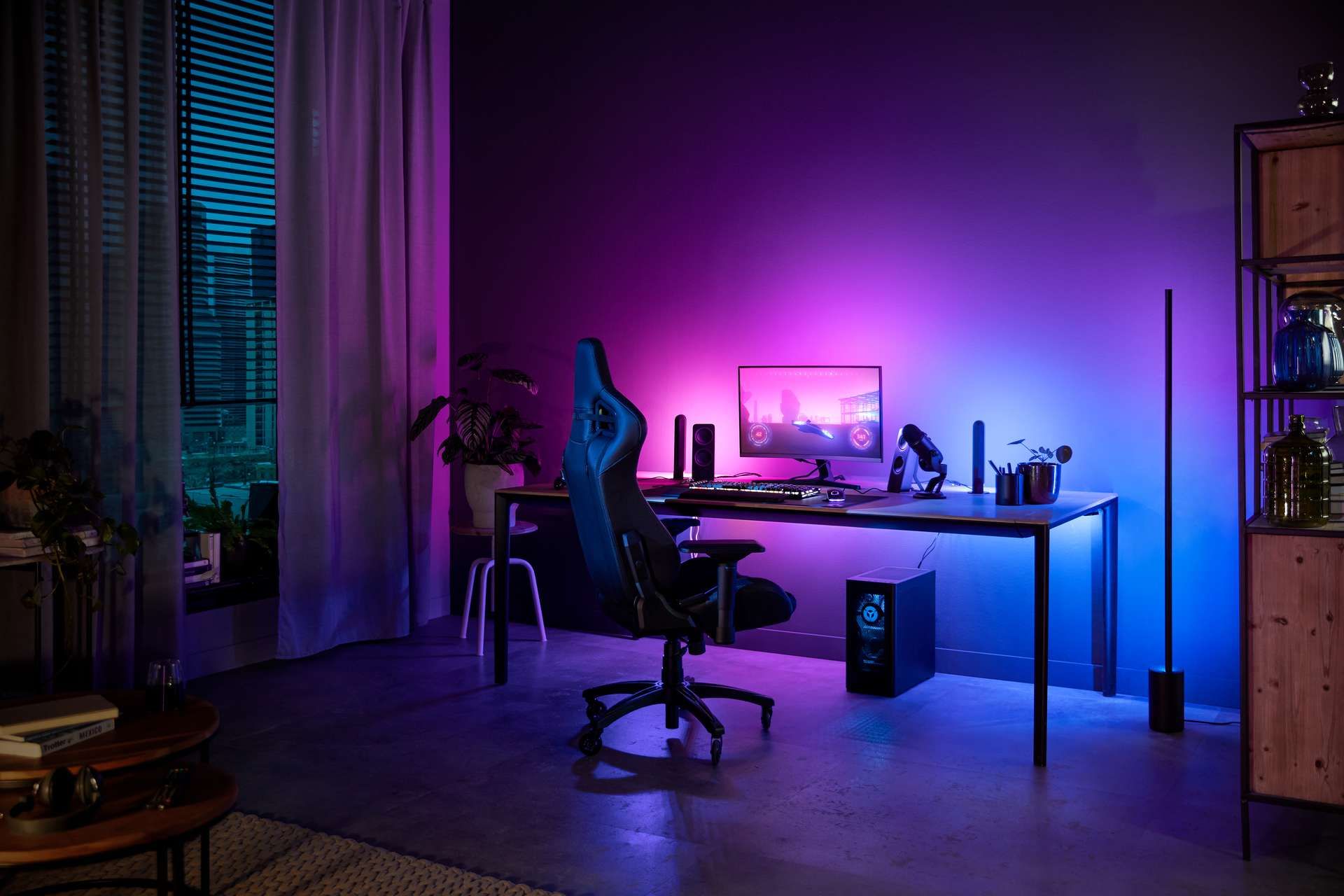 Signify giới thiệu đèn dây Philips Hue Play Gradient cho máy tính để bàn