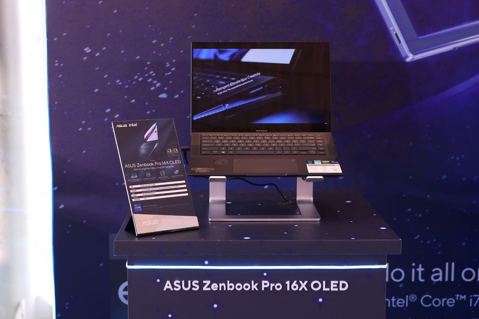 ASUS hợp tác cùng Nghệ sĩ thị giác Tùng Crazy Monkey trong sự kiện ra mắt laptop màn hình gập Zenbook 17 Fold OLED