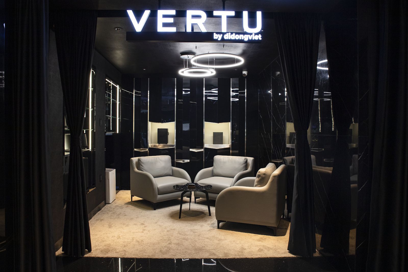 Trên tay Vertu Signature đắt nhất Việt Nam, giá gần 2,3 tỷ đồng