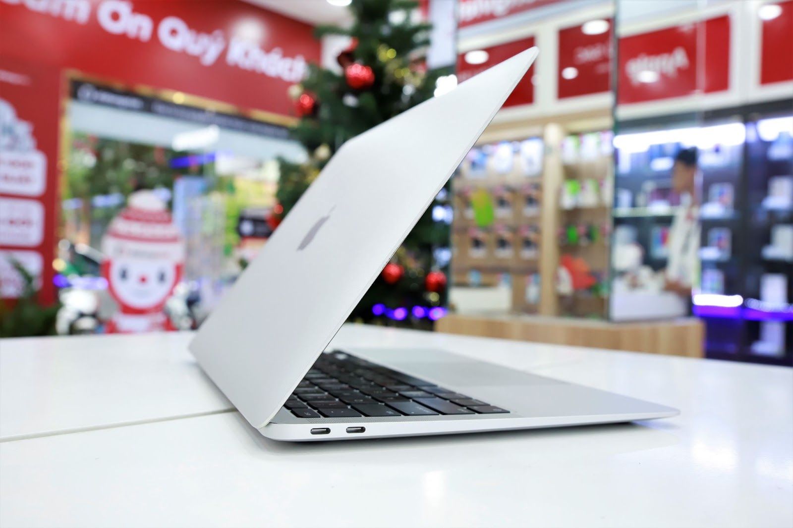 MacBook Air M1 hút khách khi giảm đến 7 triệu đồng dịp cuối năm