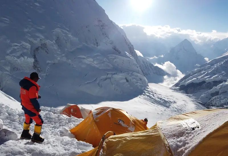 Xác người rải rác trên đỉnh Everest. Mang họ xuống thật khó khăn và tốn kém!