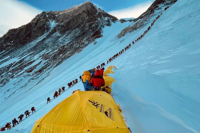 Xác người rải rác trên đỉnh Everest. Mang họ xuống thật khó khăn và tốn kém!