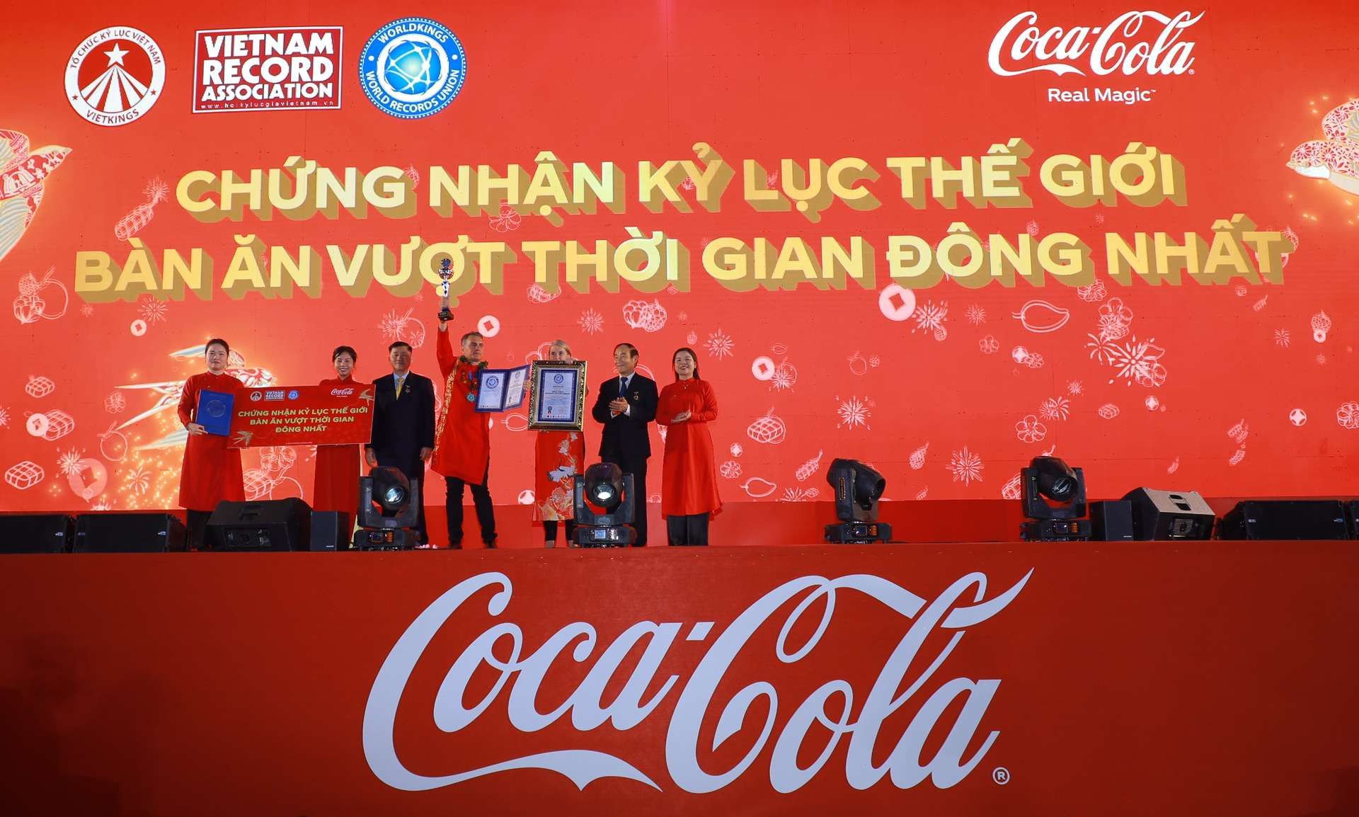 Coca-Cola Việt Nam xác lập Kỷ lục 'Bàn ăn Tết Việt có số gia đình tham gia đông nhất thế giới'