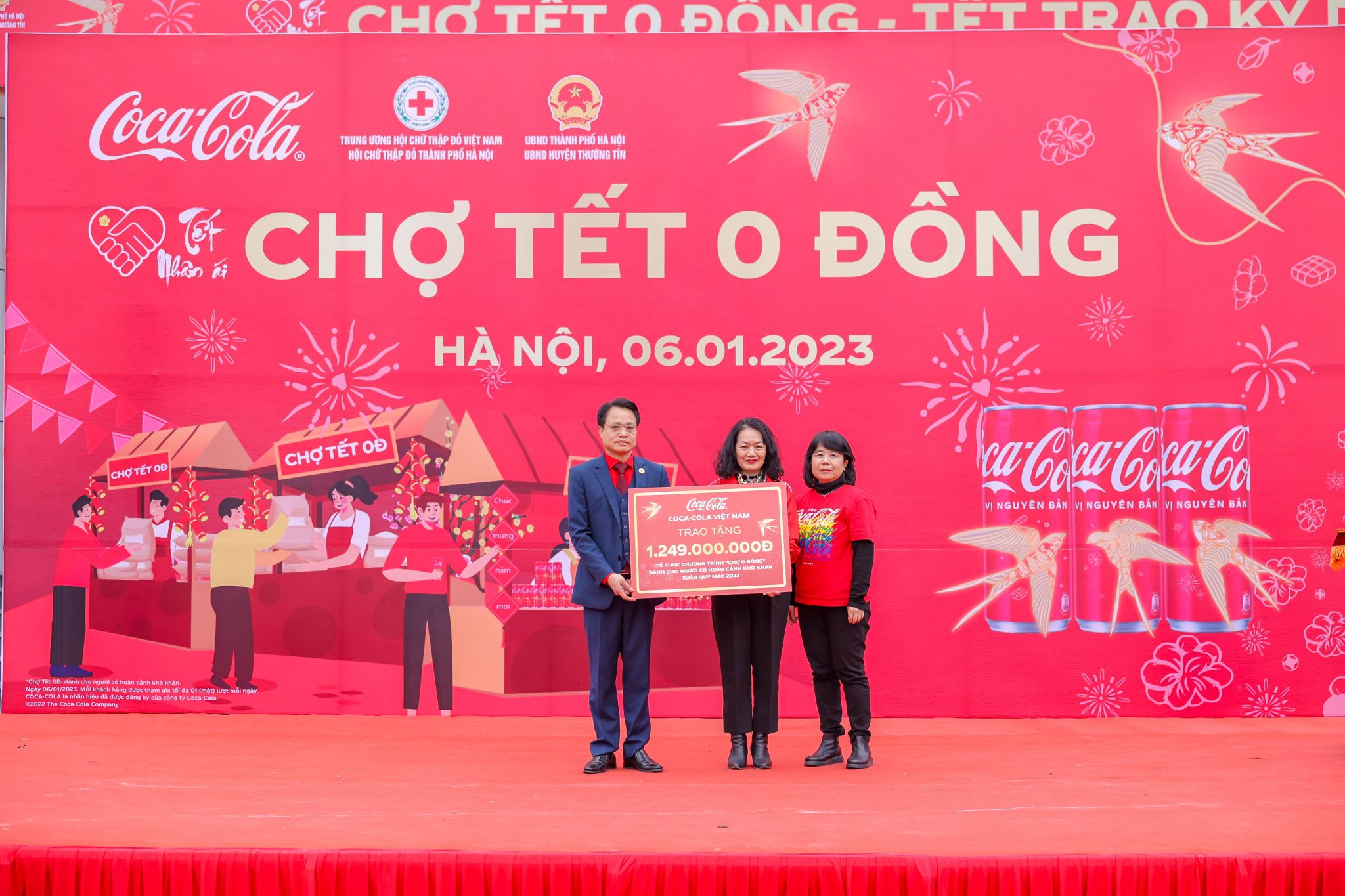 Coca-Cola Việt Nam xác lập Kỷ lục 'Bàn ăn Tết Việt có số gia đình tham gia đông nhất thế giới'