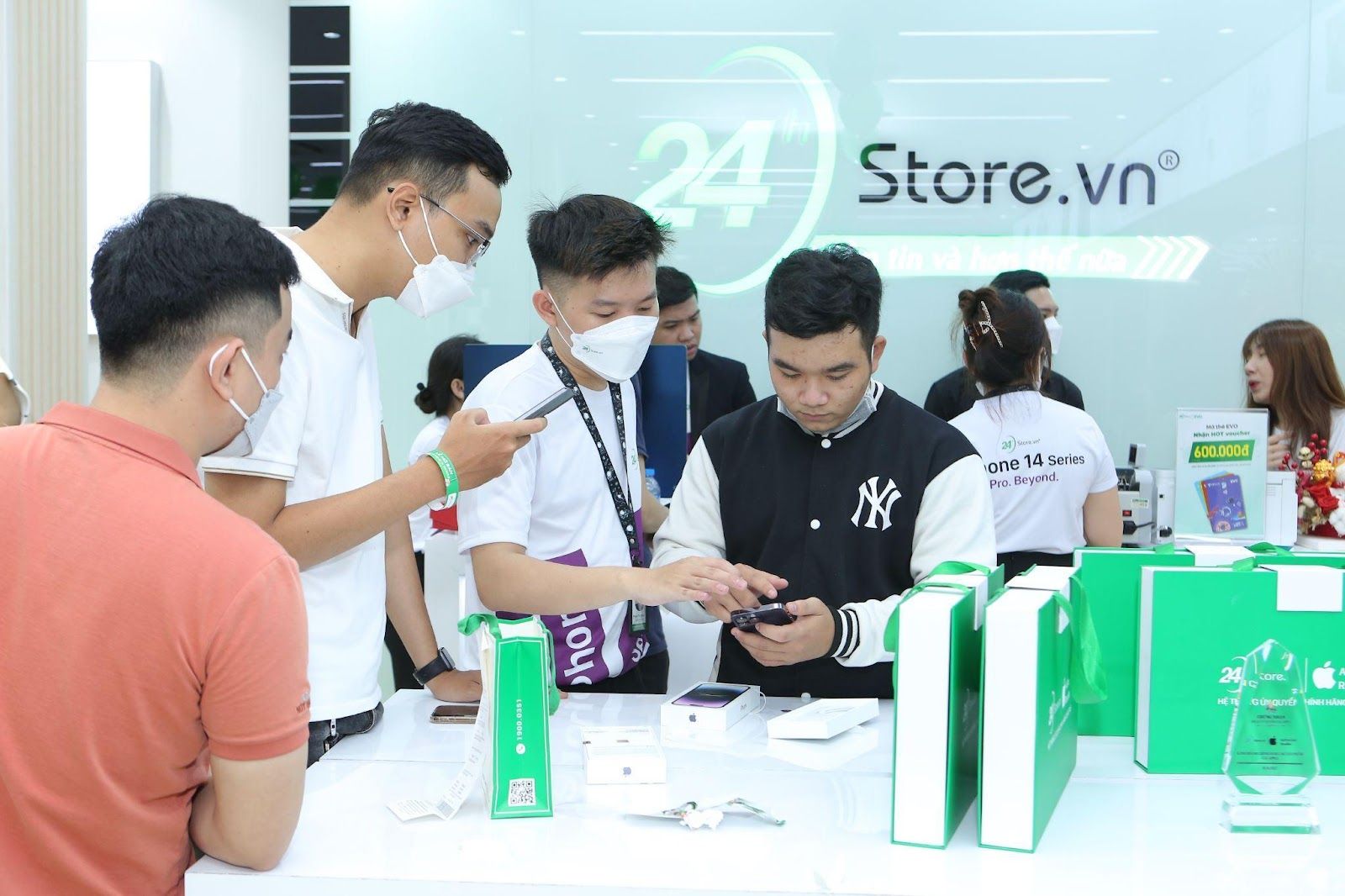 24hStore 'không sợ hãi' trước lời thách thức của anh lớn ngành smartphone