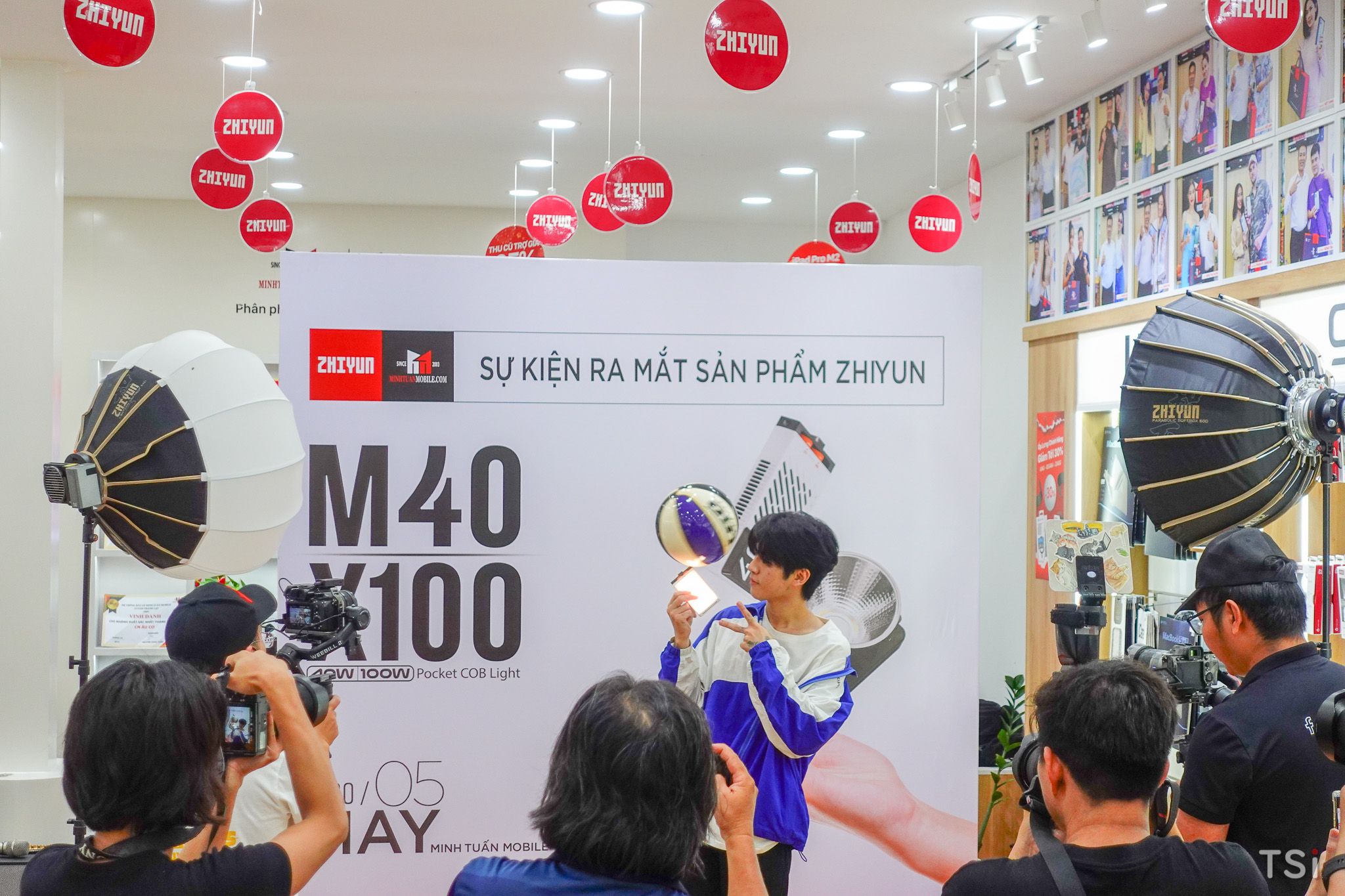 Minh Tuấn Mobile bán đèn di động Zhiyun Molus X100 và Fiveray M40