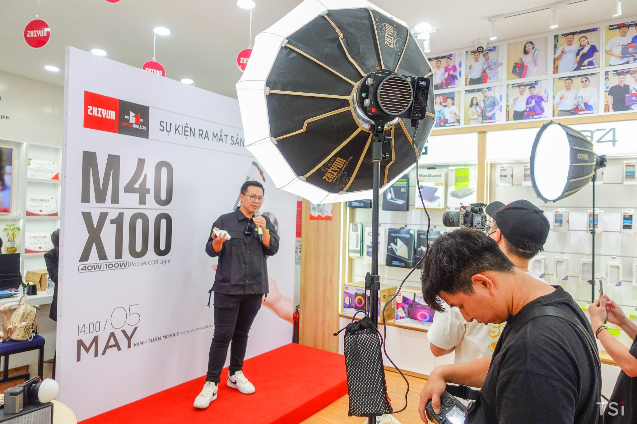 Minh Tuấn Mobile bán đèn di động Zhiyun Molus X100 và Fiveray M40