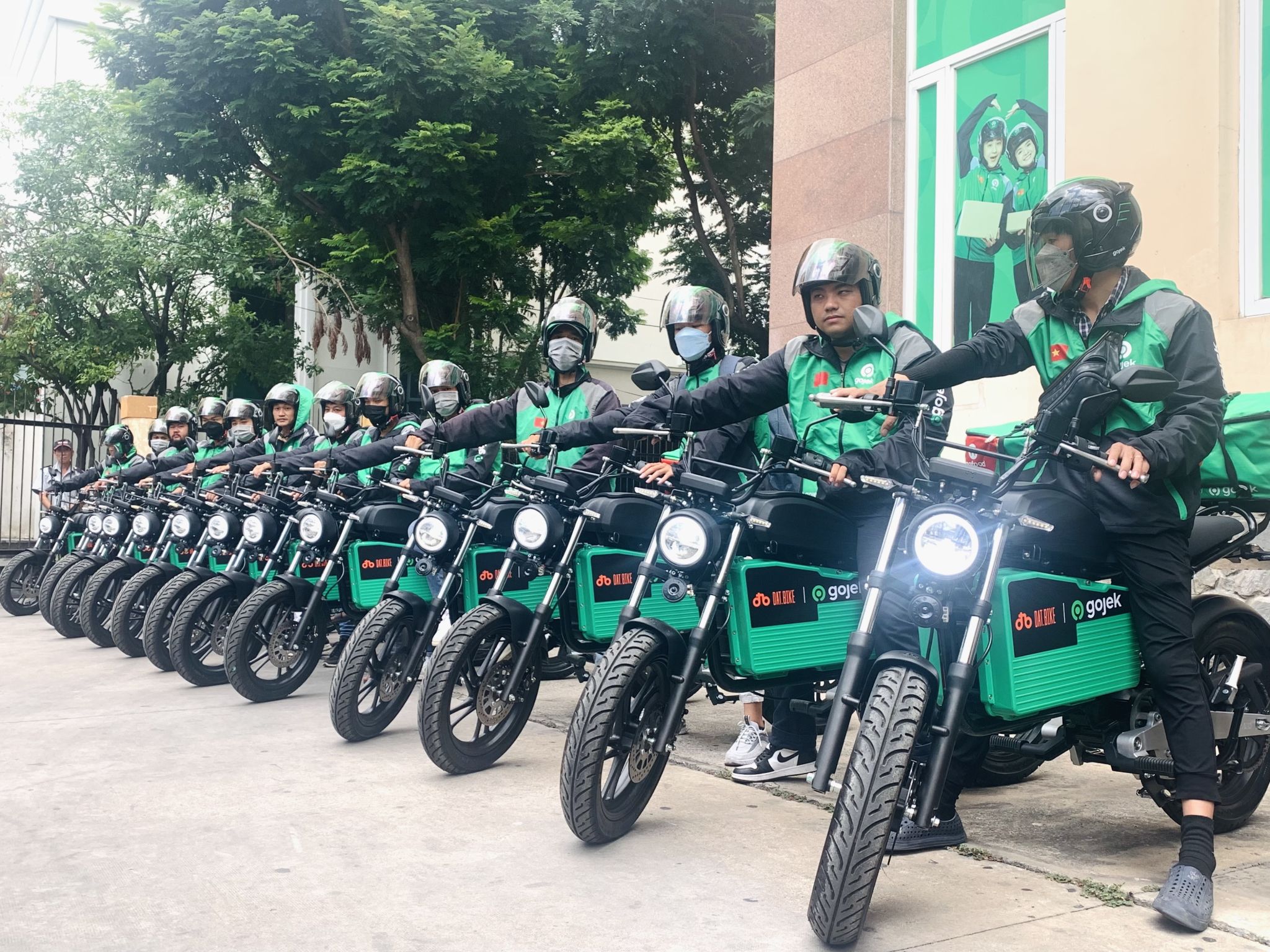 Gojek Việt Nam hợp tác với Dat Bike thí điểm vận chuyển hành khách bằng xe máy điện