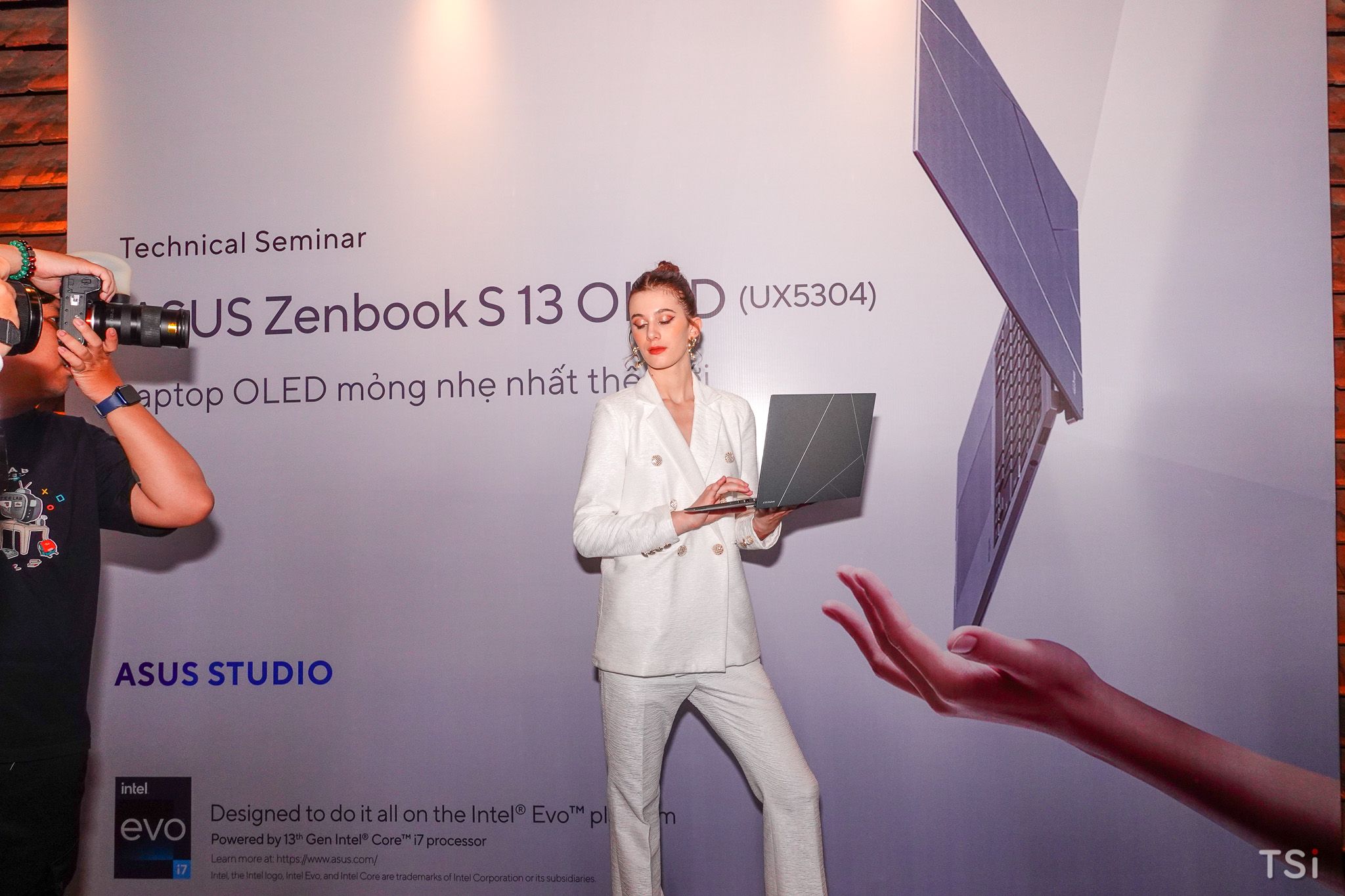 ASUS mở bán Zenbook S 13 OLED: laptop mỏng nhẹ nhất thế giới, giá từ 40 triệu đồng