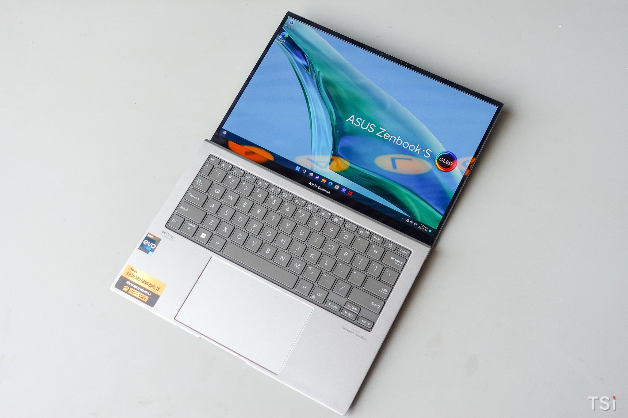 ASUS mở bán Zenbook S 13 OLED: laptop mỏng nhẹ nhất thế giới, giá từ 40 triệu đồng