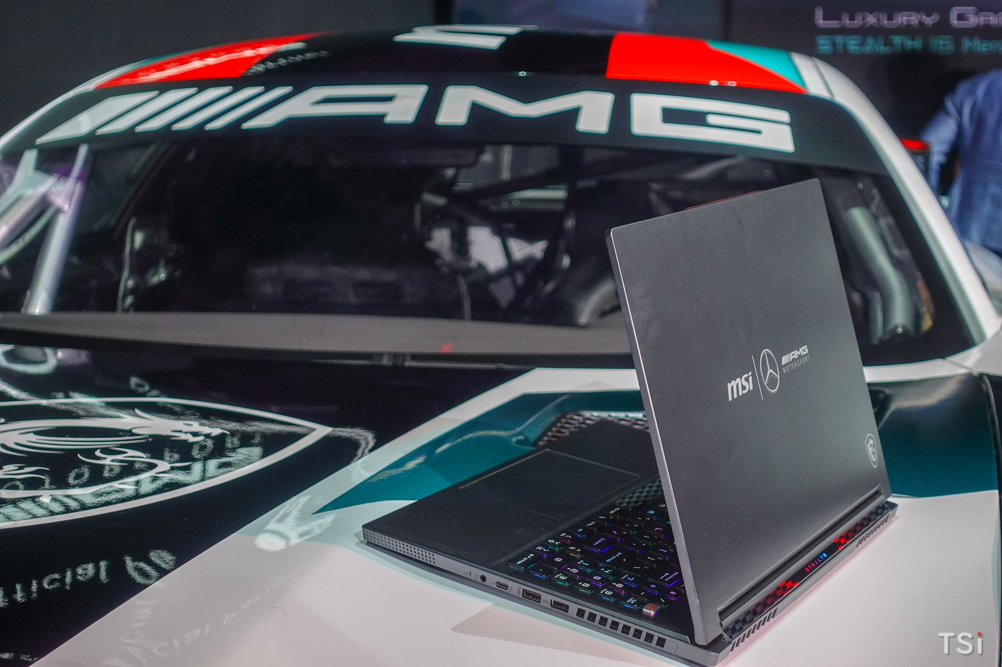 MSI hợp tác cùng Mercedes-AMG ra mắt Stealth 16 Mercedes-AMG Motorsport