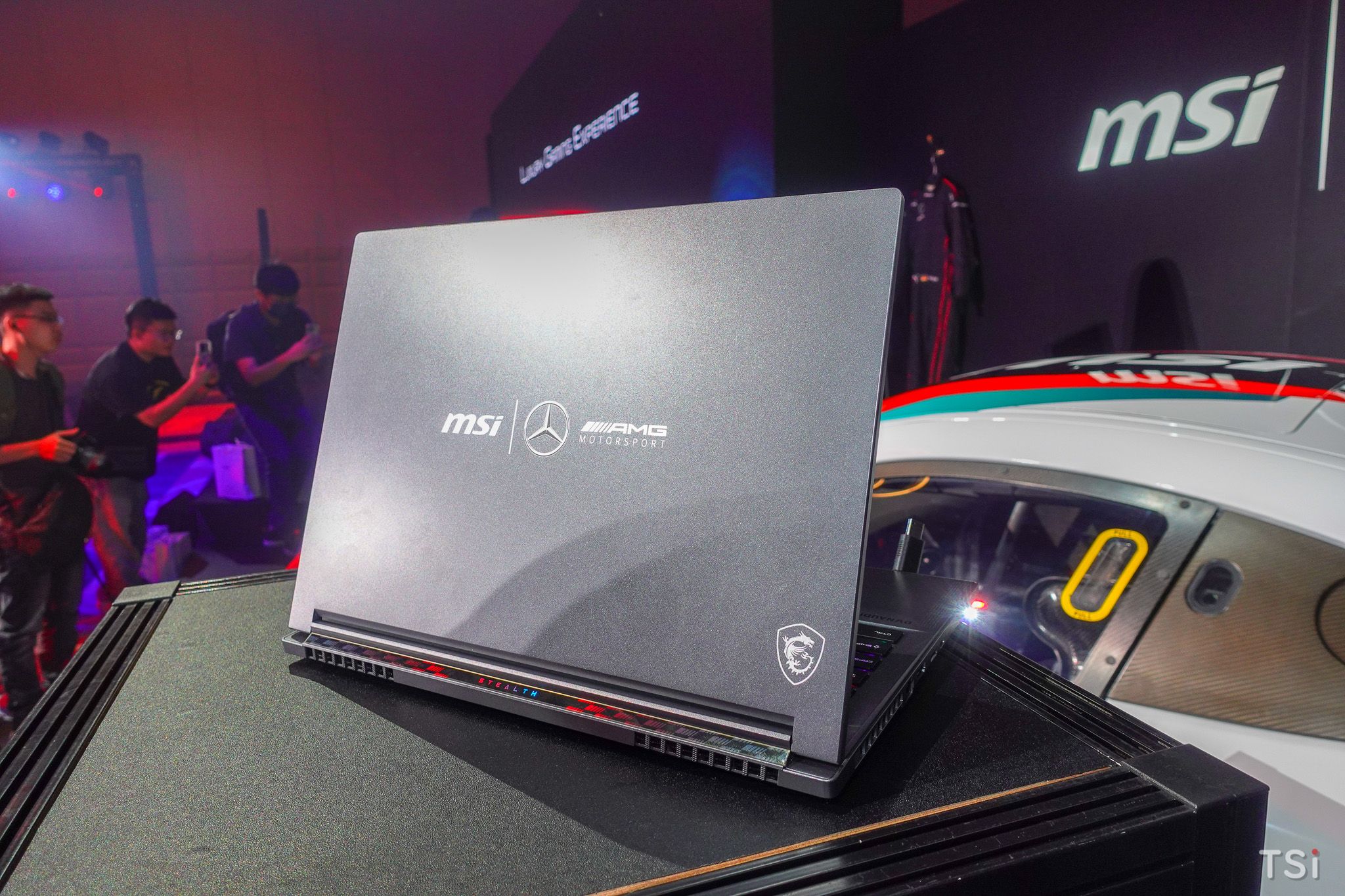 MSI hợp tác cùng Mercedes-AMG ra mắt Stealth 16 Mercedes-AMG Motorsport