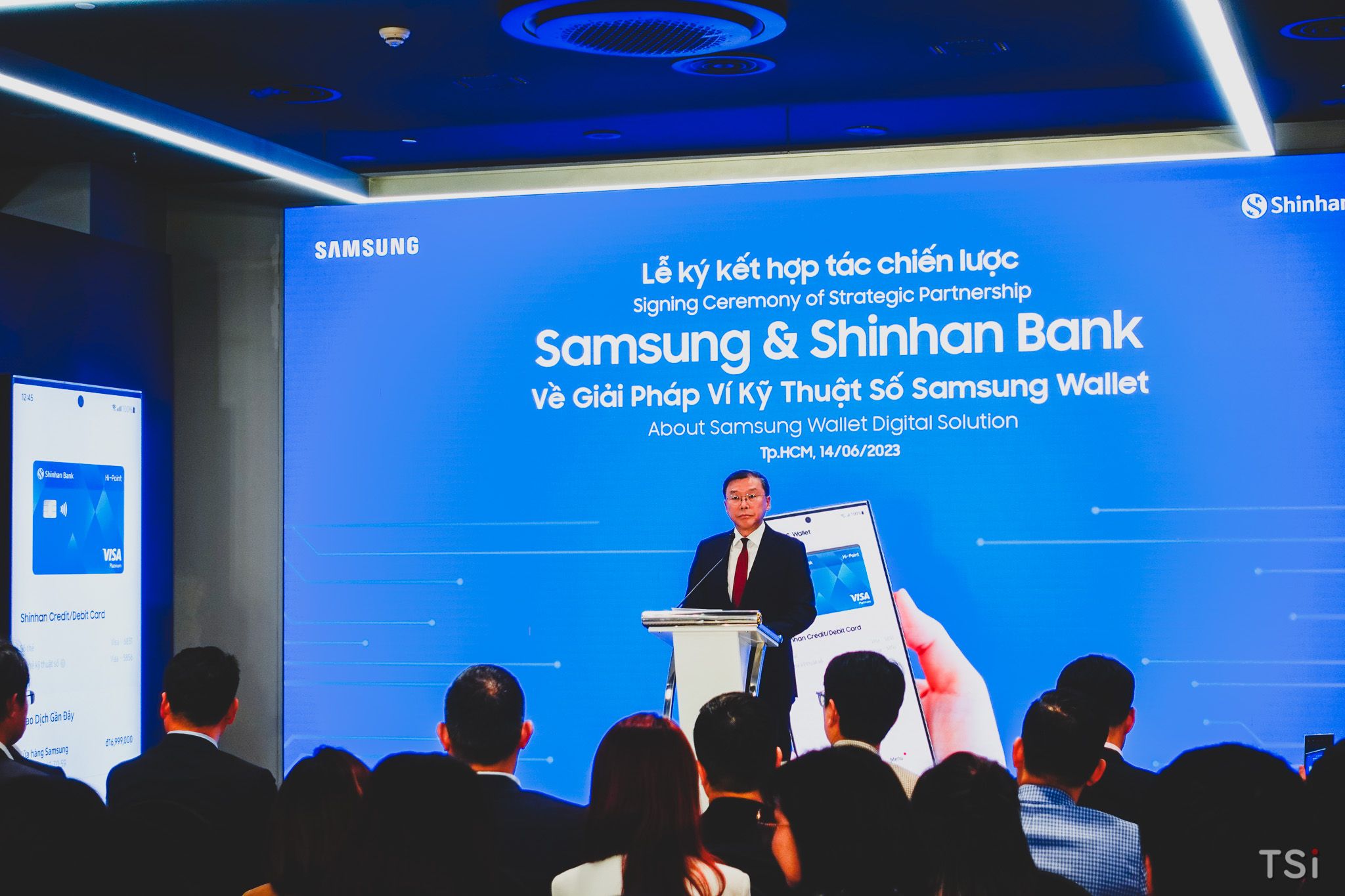 Samsung ký ghi nhớ hợp tác ngân hàng Shinhan Việt Nam