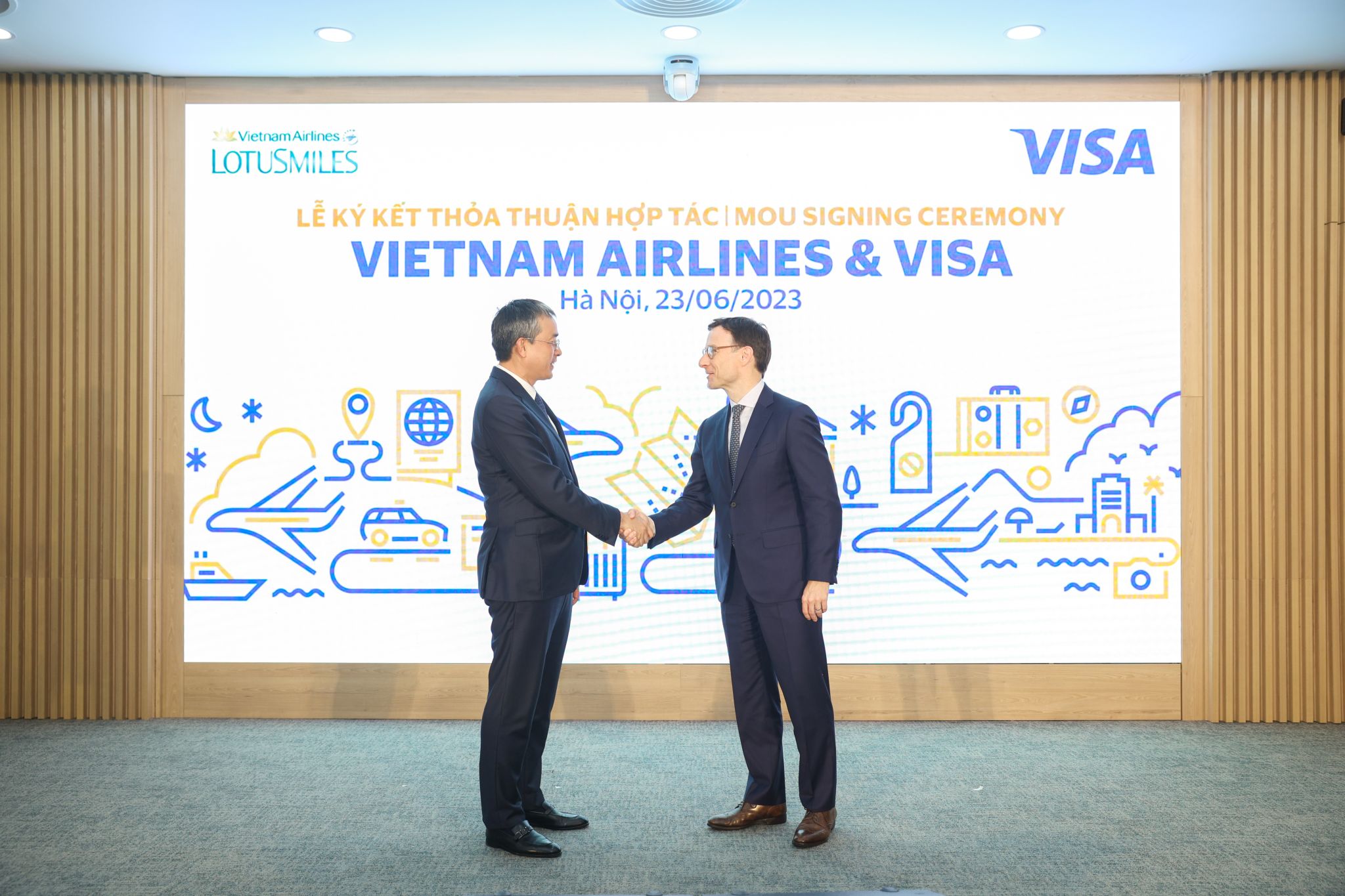 215694-visa-vietnam-airlines-hop-tac-nguoi-dung