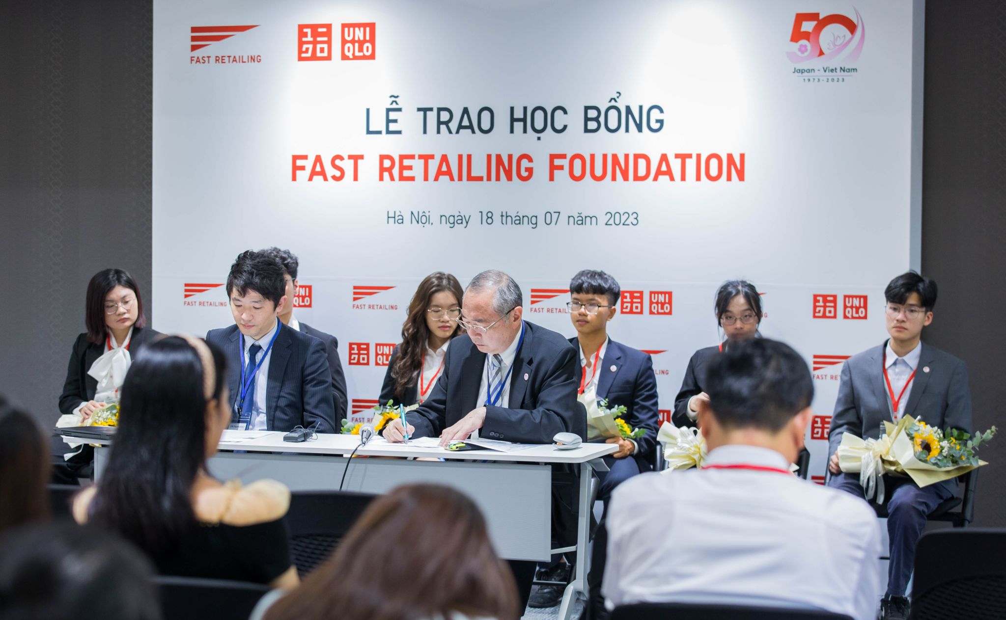 217194-fast-retailing-hoc-bong-bac-cu-nhan