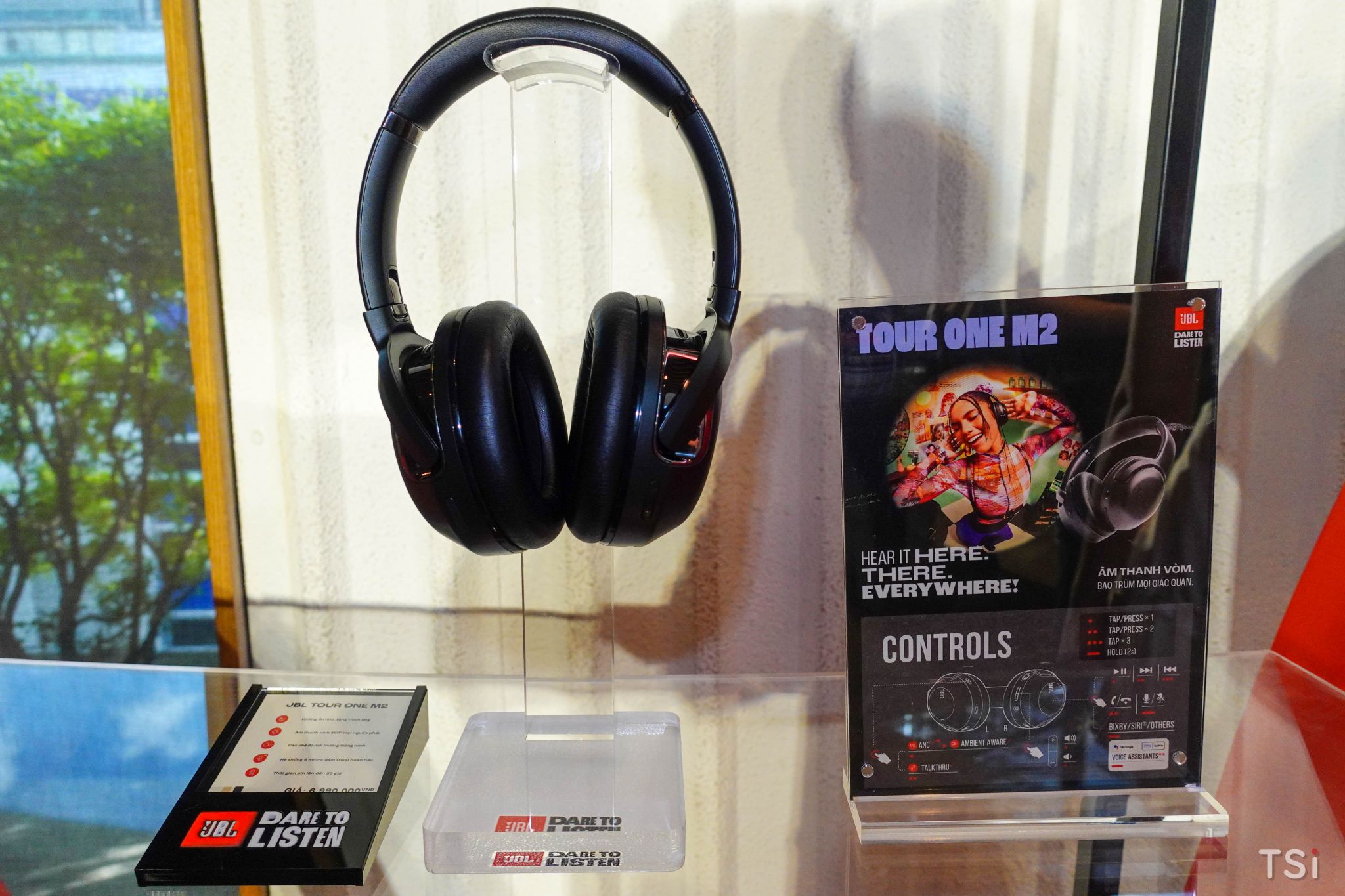 Lên kệ bộ đôi tai nghe JBL Tour Pro 2 và Tour One M2, giá 6 và 7 triệu đồng