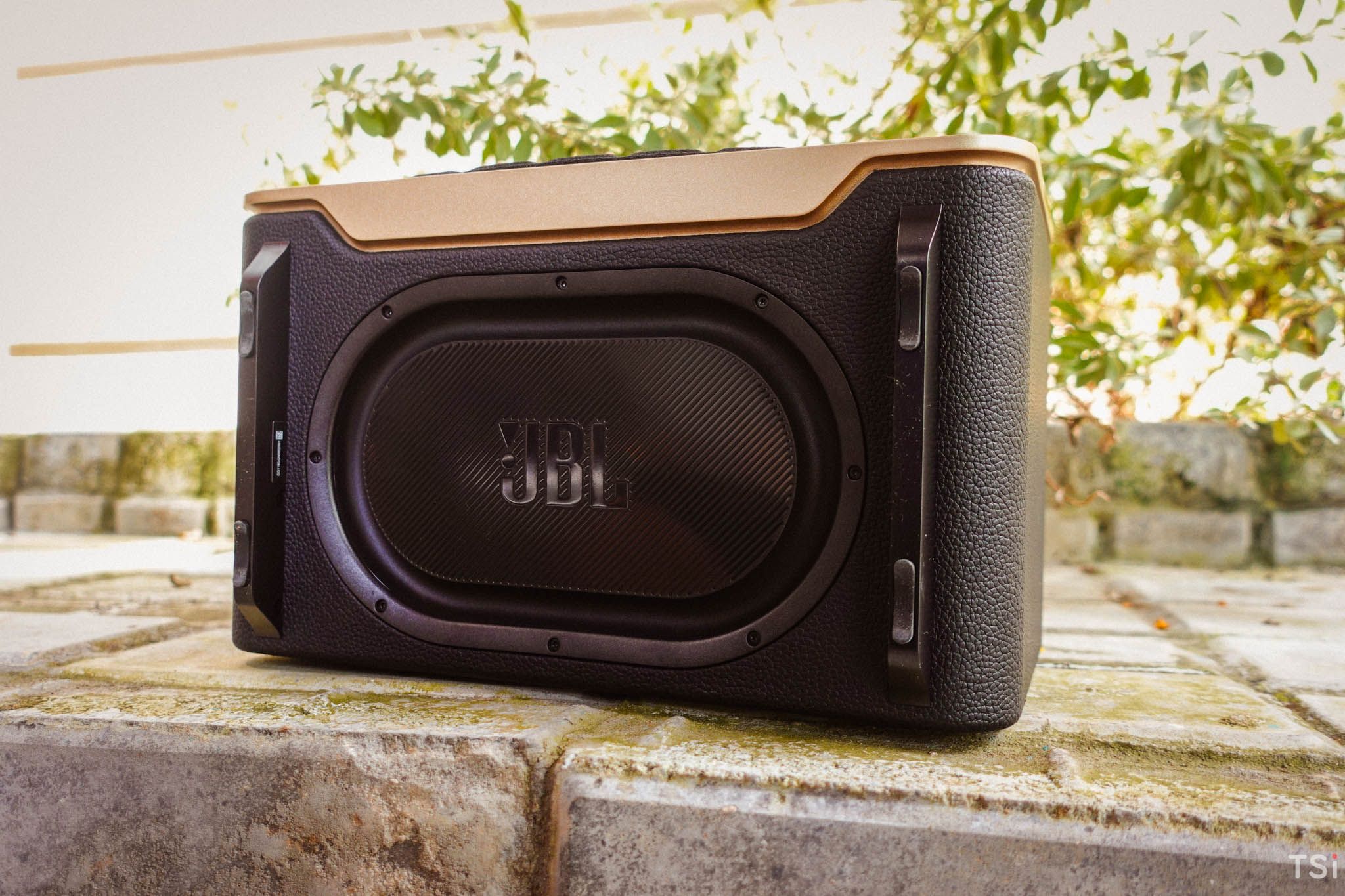 JBL Authentics 200: đẹp, âm thanh mạnh mẽ