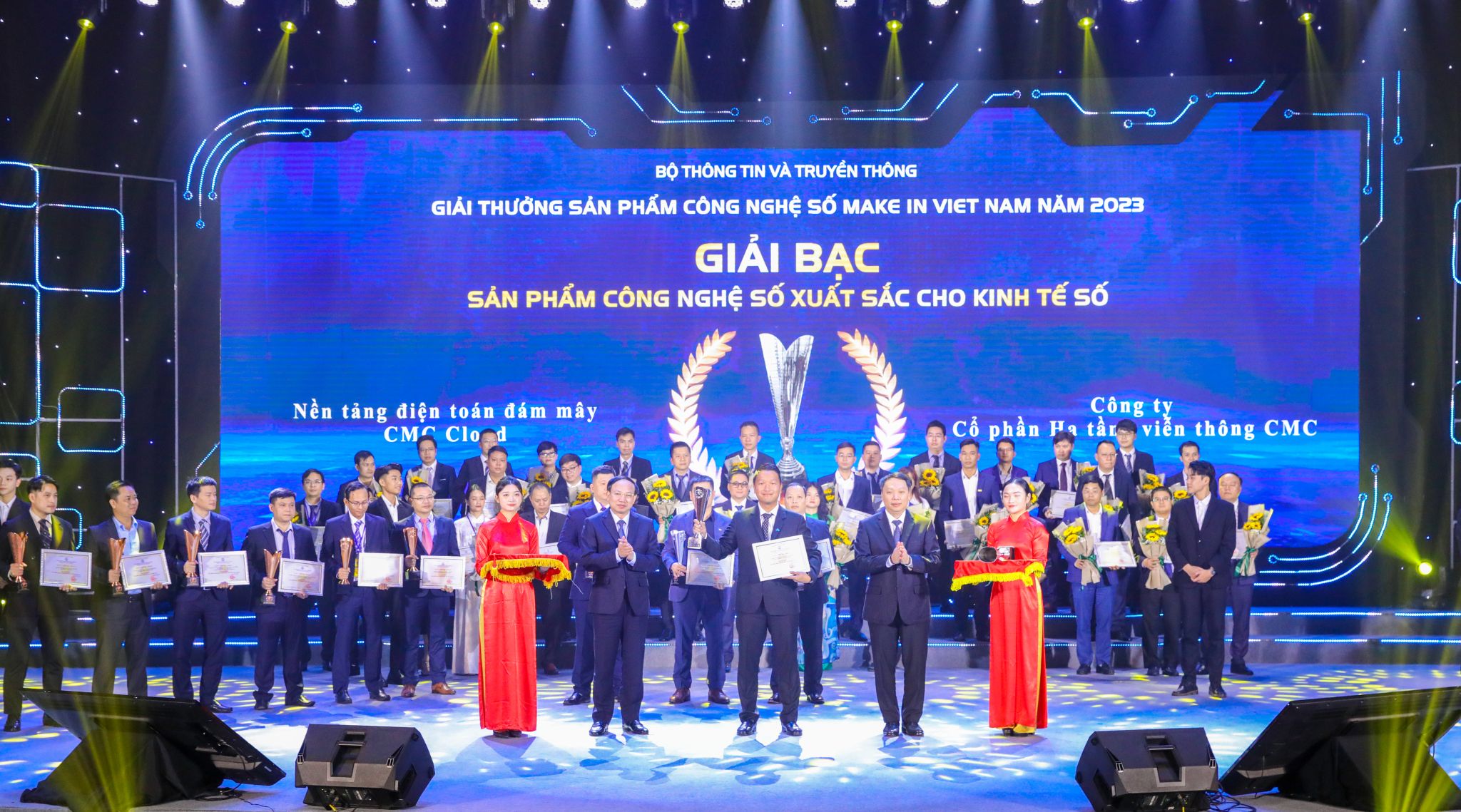 CMC thắng lớn tại giải thưởng Make in Viet Nam 2023