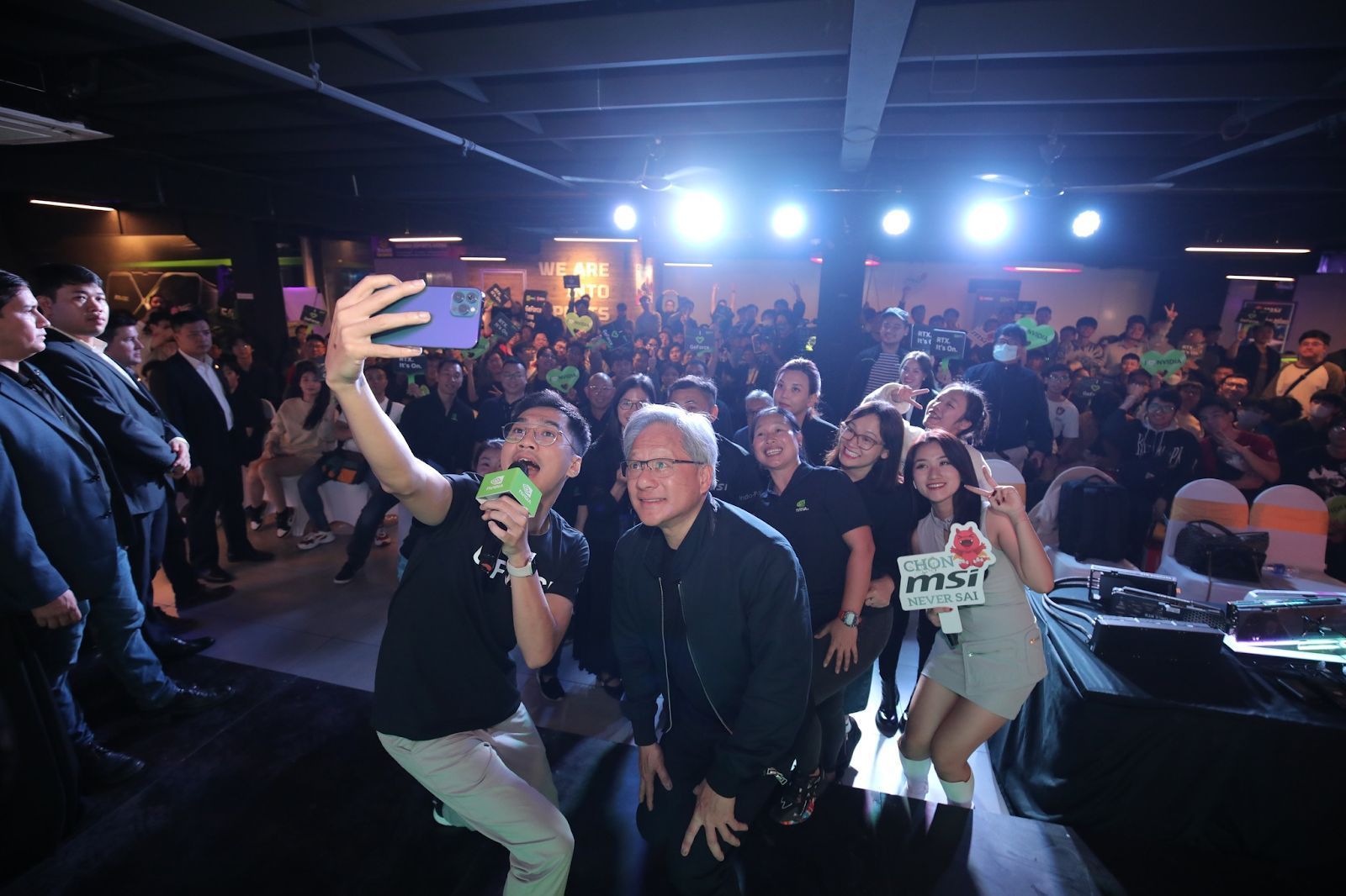 CEO NVIDIA bất ngờ xuất hiện tại sự kiện GeForce Fans Party