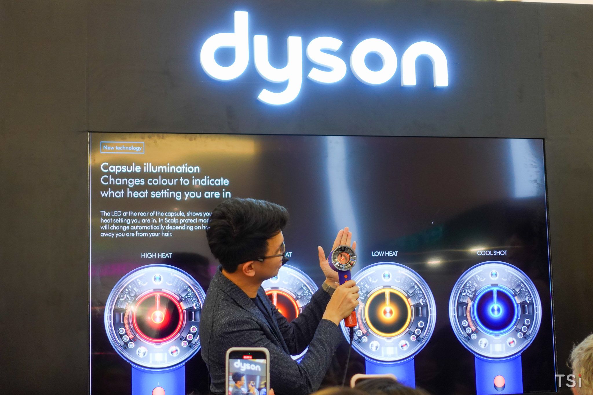 Dyson ra mắt máy sấy tóc Supersonic Nural và sấy duỗi Dyson Airstrait