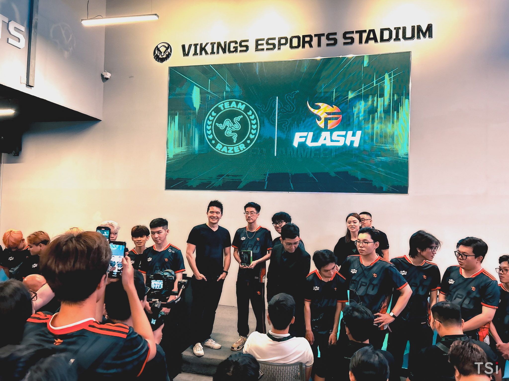 Team Razer củng cố đội hình esports với Team Flash Việt Nam