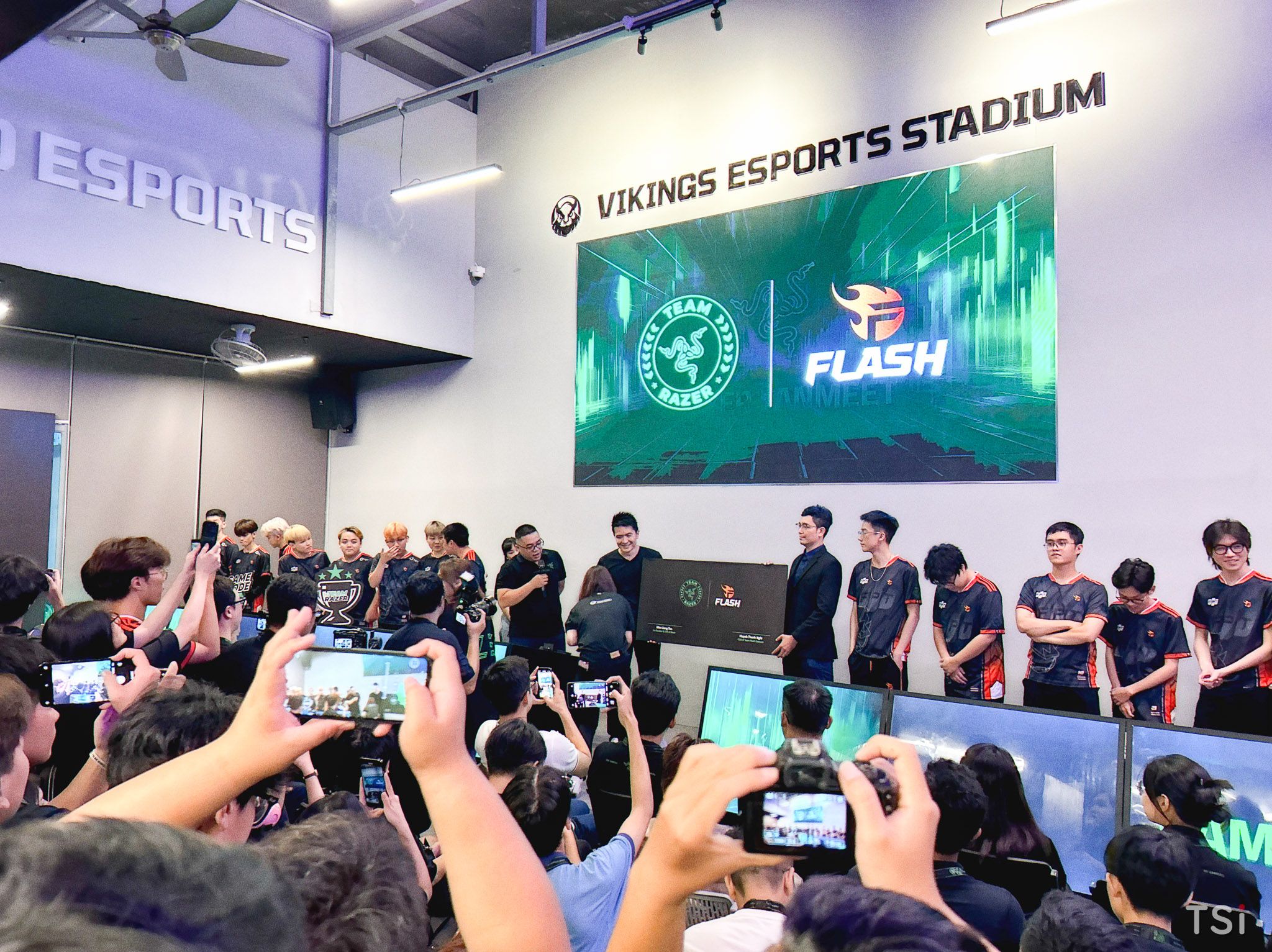 Team Razer củng cố đội hình esports với Team Flash Việt Nam