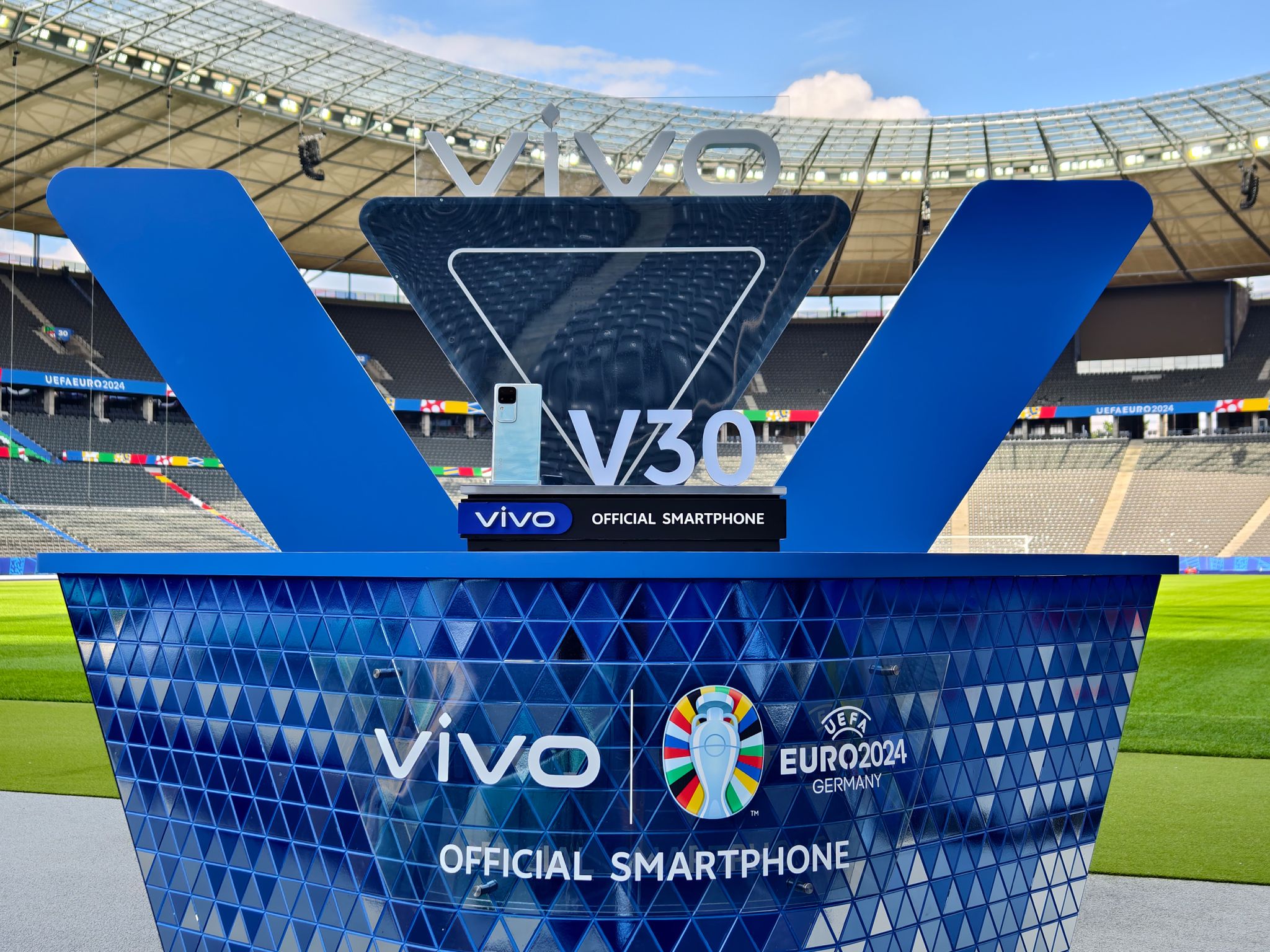 235484-vivo-tu-hao-smartphone-uefa-euro-2024