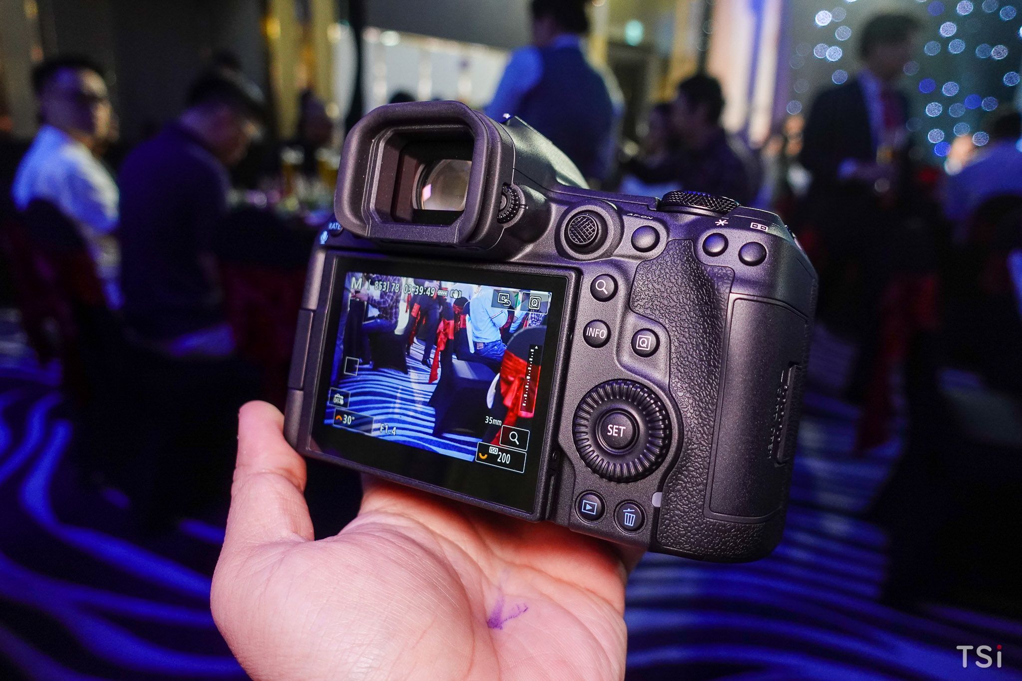 Canon ra mắt EOS R1 và EOS R5 Mark II