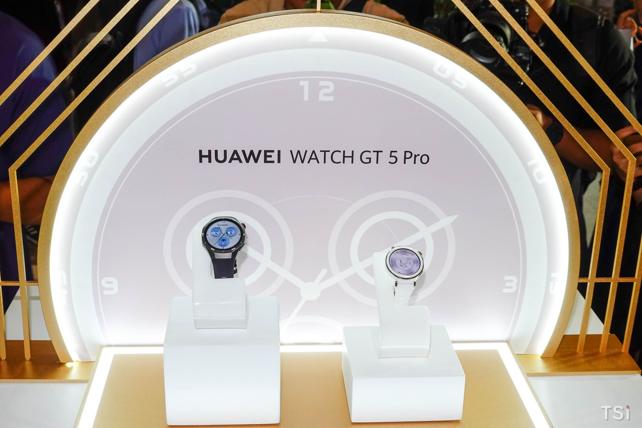 HUAWEI Watch GT 5 Series mở bán với giá từ 5 triệu đồng