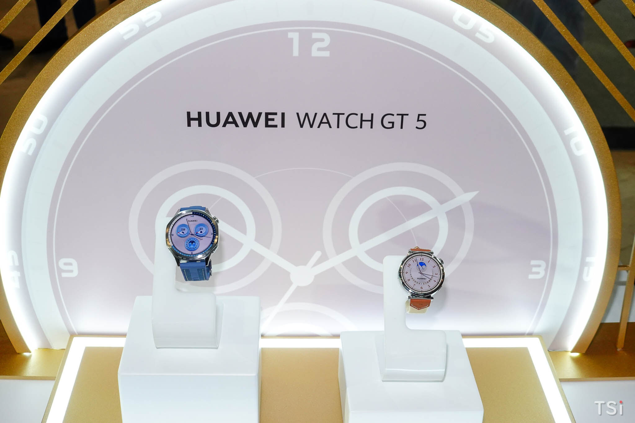 HUAWEI Watch GT 5 Series mở bán với giá từ 5 triệu đồng