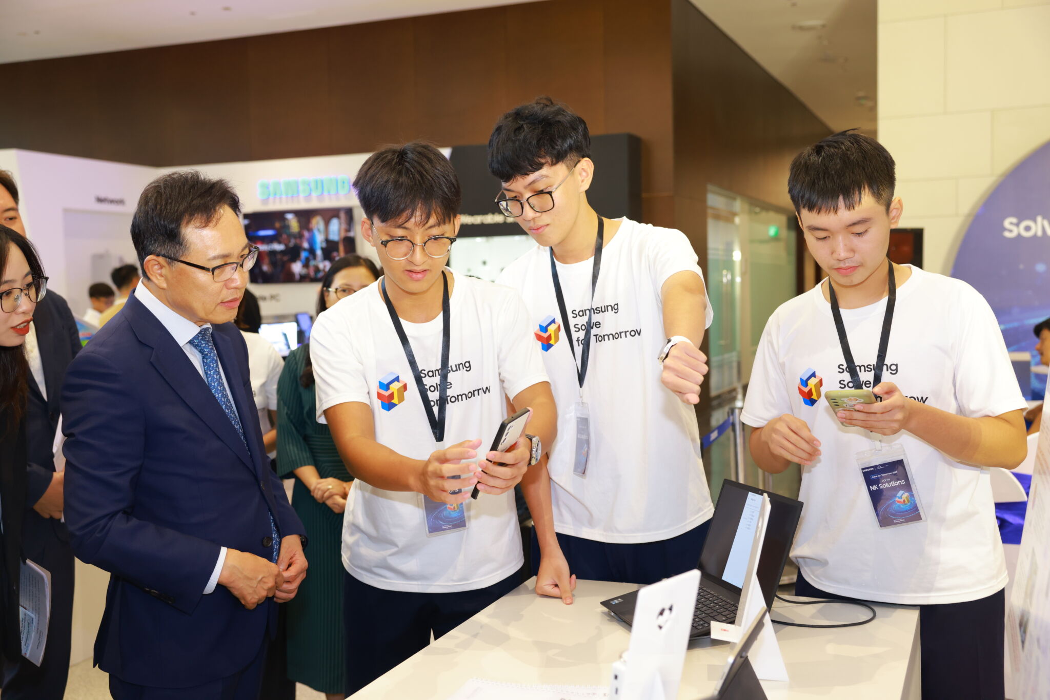 Cùng Samsung Việt Nam nhìn lại hành trình ‘Solve for Tomorrow 2024’: tiếp tục thúc đẩy stem tiếp cận thêm 150.000 học sinh khắp cả nước