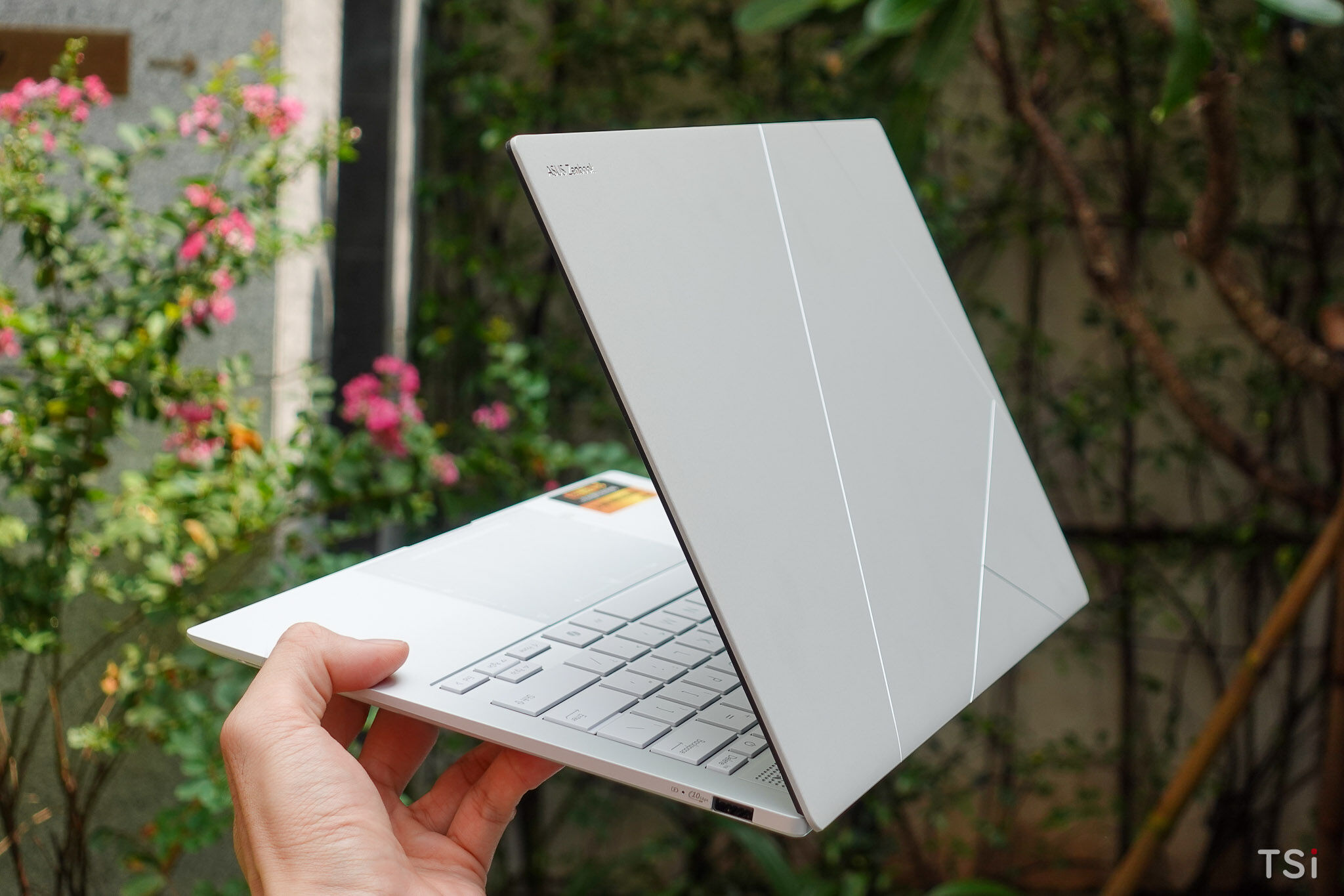 ASUS Zenbook S 14: laptop AI Intel Copilot+ PC đầu tiên, giá 45 triệu đồng