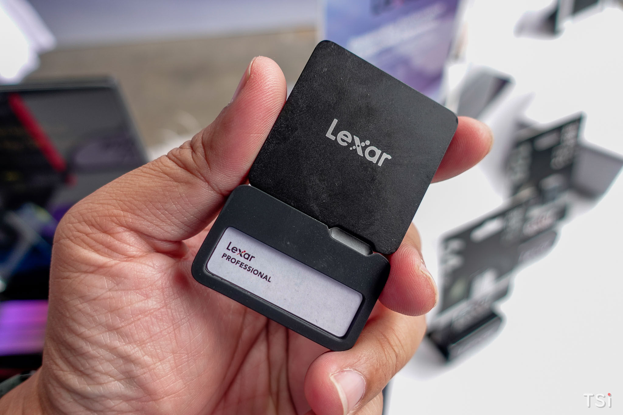 Lexar ra mắt Go Portable SSD kèm Hub và bộ nhớ RAM DDR5