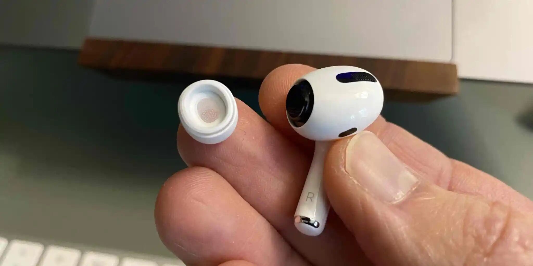 Một số điều cần lưu ý khi lau rửa iPhone và AirPod Pro