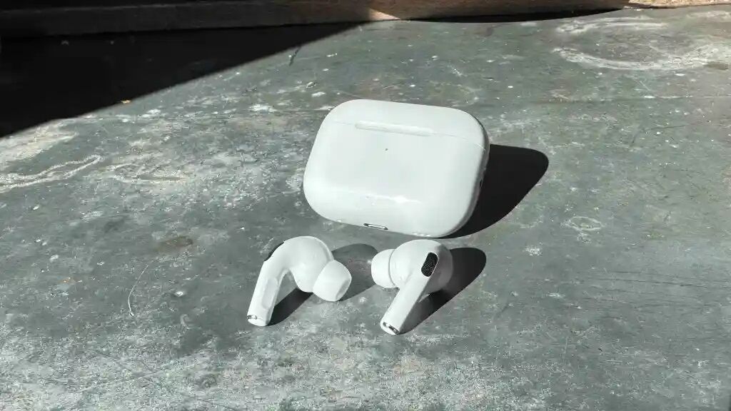 Một số điều cần lưu ý khi lau rửa iPhone và AirPod Pro