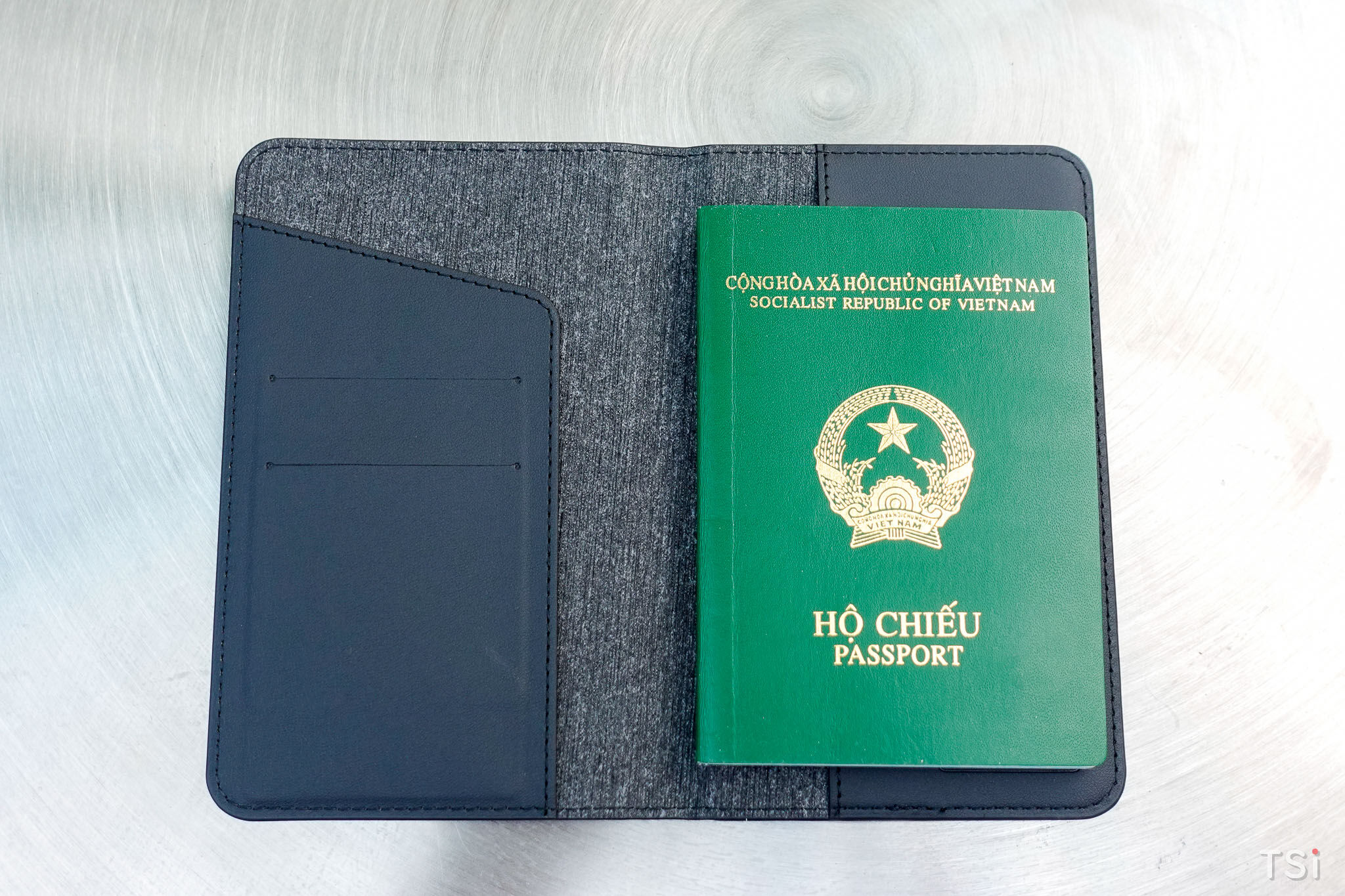 Mazer 1 Tag Passport: quên đi nỗi lo thất lạc hộ chiếu