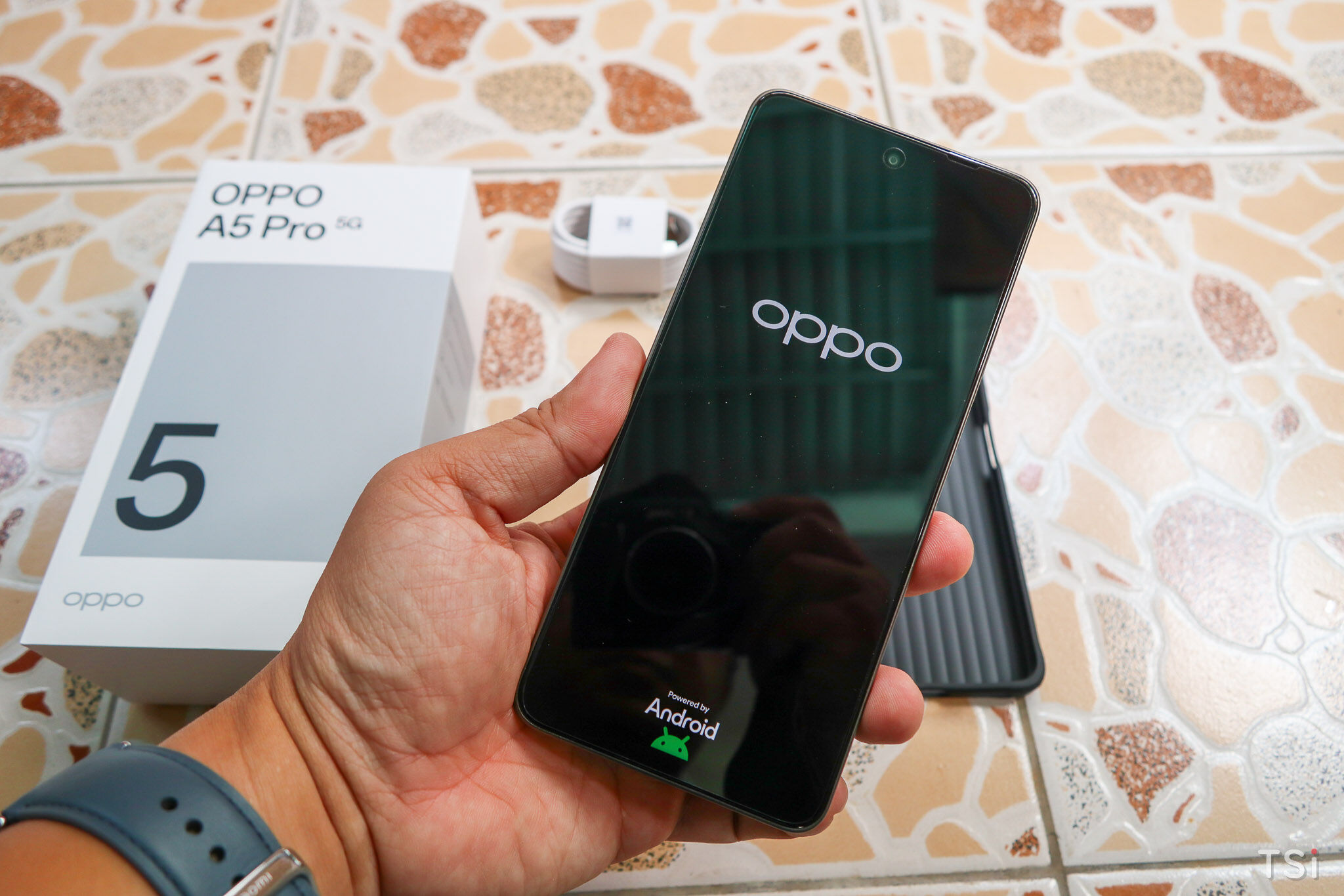 OPPO A5 Pro: thao tác thông minh, bền bỉ mọi môi trường